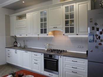 Кухня в Классическом стиле с фасадами МДФ ЭМАЛЬ глянец с фрезировкой .