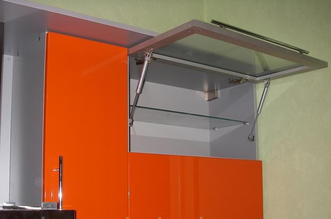 Недорогие системы горизонтального открытия для навесных шкафов кухонных гарнитуров с использованием газлифтов