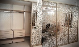 Шкафы- Купе с фасадами в профиле АРИСТО и пескоструйными рисунками по зеркалу