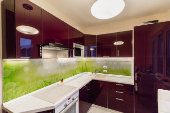 Кухонная мебель  с фасадами МДФ эмалевое покрытие и постформинговой столешницей и  мойкой.