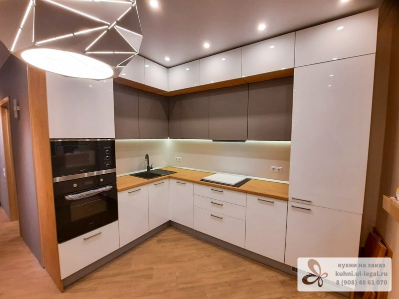 Особенности ​дизайна кухни с высокими шкафами до потолка.