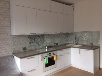 Кухонная мебель  с фасадами МДФ эмалевое покрытие с каменной столешницей и не интегрированной мойкой