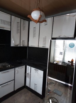 Кухонная мебель с фасадами из итальянского пластика в металлической кромке черного цвета и столешкой