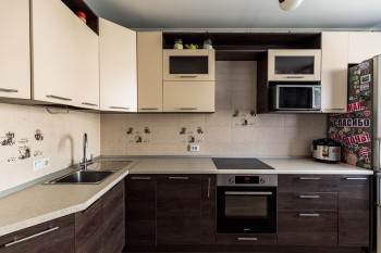 Кухонная мебель в стиле Модерн с фасадами МДФ  эконом класса с постформинговой столешницей.