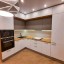 Особенности ​дизайна кухни с высокими шкафами до потолка.