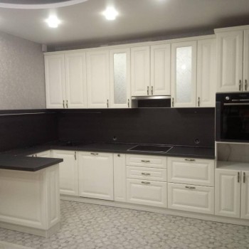 Кухонная мебель  с фасадами МДФ эмалевое покрытие с каменной столешницей и интегрированной мойкой.