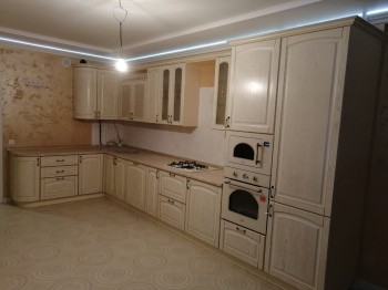 Кухонная мебель  с фасадами  МДФ - ШПОН ДУБА с патиной золото.