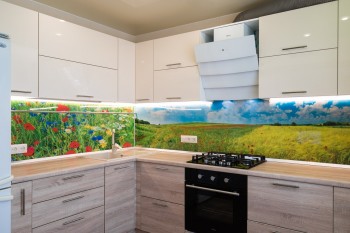 Колоритная кухня стиле модерн с фасадами итальянский пластик ARPA и ЛДСП и стеновой панели