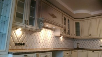 Шикарная кухонная мебель в Классическом стиле с фасадами МДФ эмаль патина бронза без стеновой панели