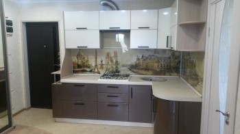 Кухонная мебель в стиле Модерн с фасадами МДФ и стеклянной стеновой панелью.